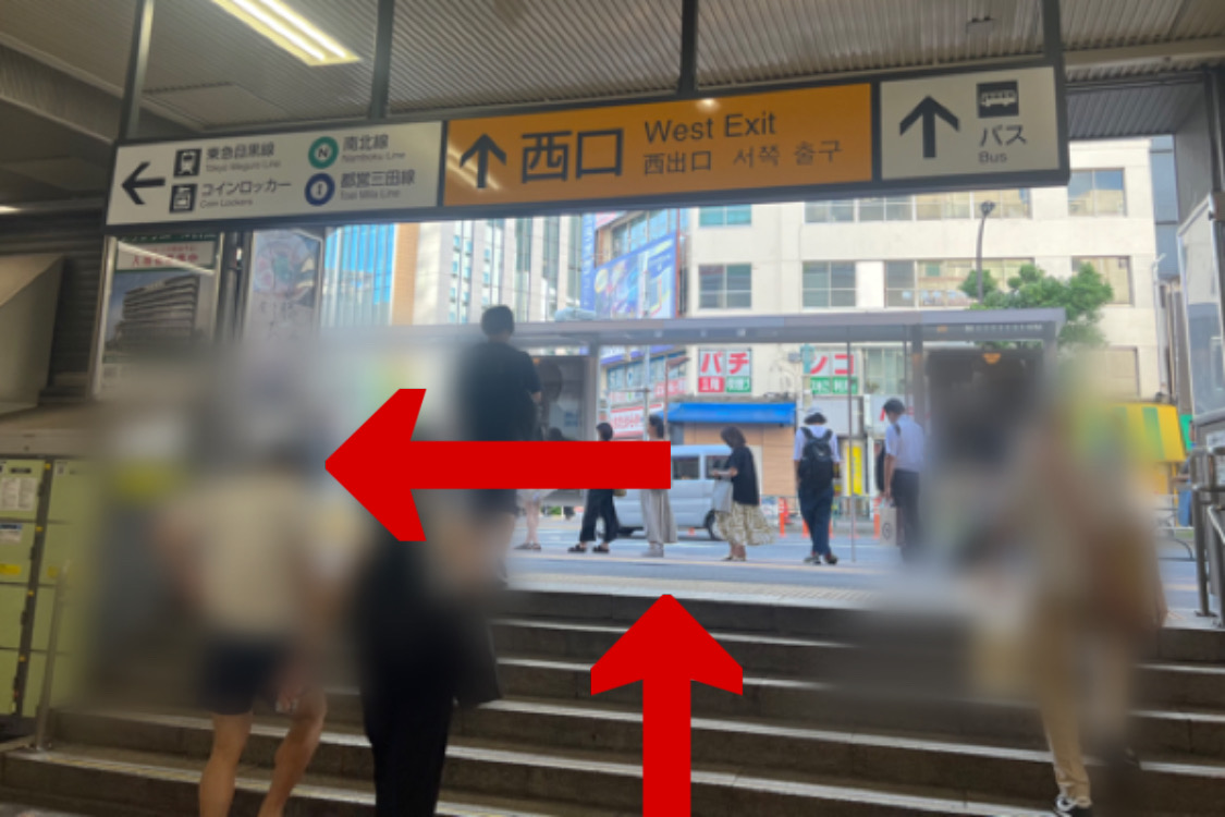 階段を登って左折