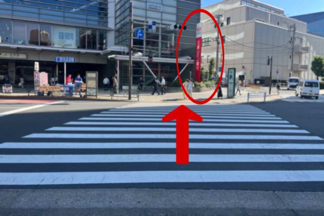 横断歩道を渡り、三菱UFJ銀行（赤丸）の角を左に曲がる