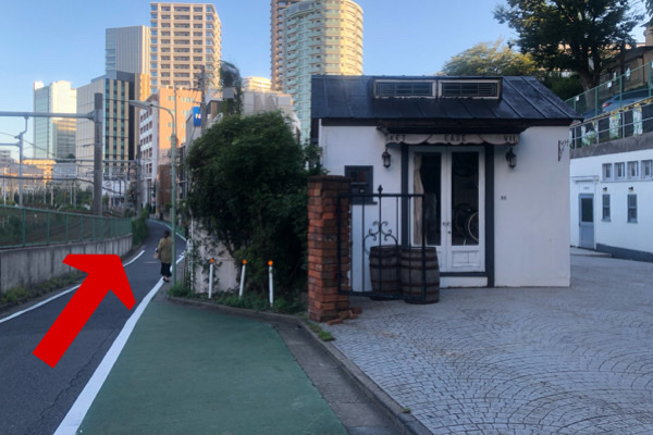 【一般参加入口】を通り過ぎ、直進
（※PARTY☆PARTYご参加の方はこちらからの入場はご遠慮ください）