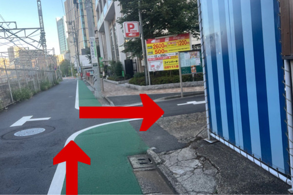 駐車場が見えたら手前を右折