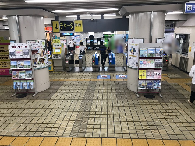 {red}「JR塚本駅」{/red}の改札をでます。