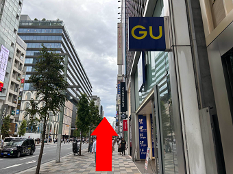 GUの前を通り過ぎ、更に真っすぐ進みます。