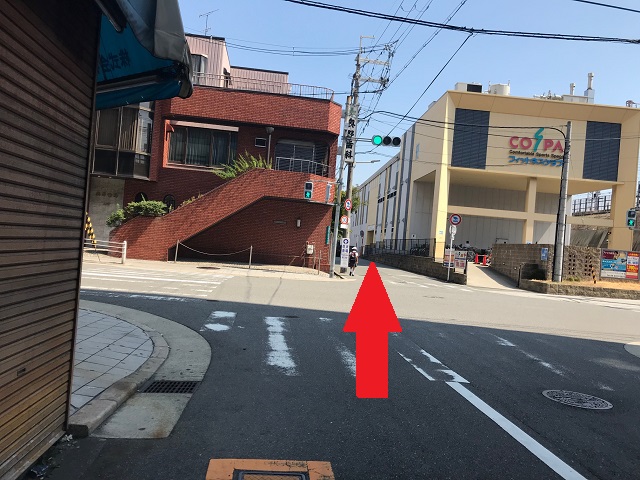 横断歩道を渡ります。
