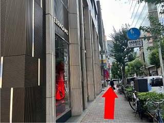 フェラガモ 銀座本店側へ信号を渡り、交詢杜通りを真っすぐ進みます。
