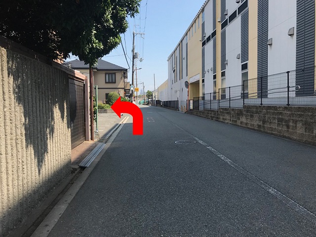 {red}「COSPA塚本」{/red}さんの横の道をまっすぐ歩きます。