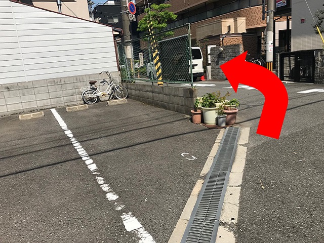 先ほどの横断歩道を渡った{red}1つ目の角{/red}（駐車場のある角）を曲がります。