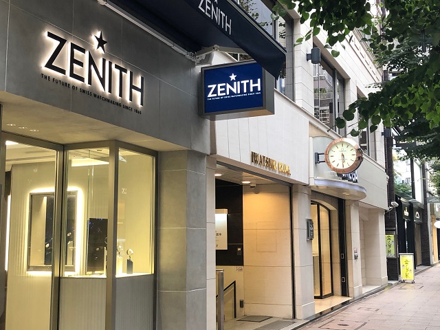 そのまま50ｍほど進むと、左手に{red}ZENITH(ゼニス){/red}があります。