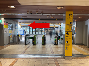 ②改札を出てすぐ右手です。