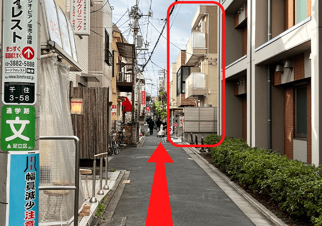 {red}鈴木動物病院{/red}の前の道を少し進むと、右側に{red}北千住ミルディス通りラウンジ{/red}がございます。