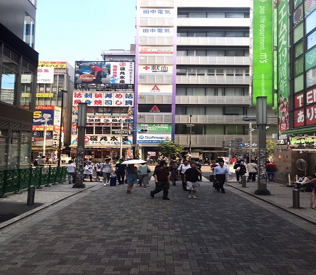 大通りを右折します。