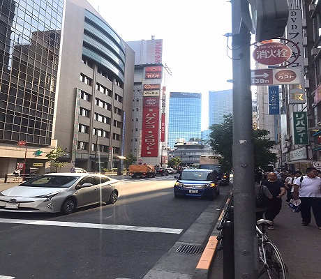 角のパチンコ・スロットのビル8階が会場です。