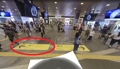 改札を出て西口方面に向かいます