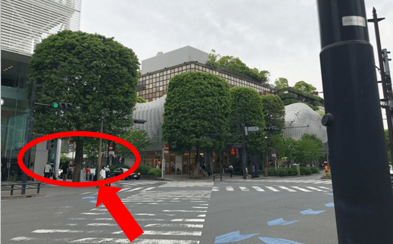 交差点を真っ直ぐ進みます。