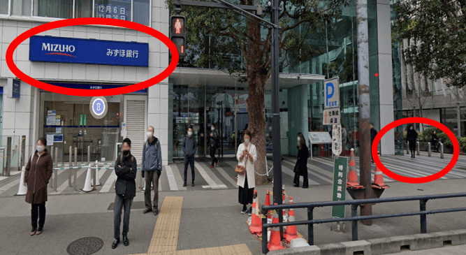 交差点をまっすぐ進むとみずほ銀行が見えます。みずほ銀行の横の歩道を真っすぐ進みます。