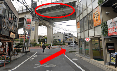 しばらくすると高架下が出てくるので、そこを右に進みます。