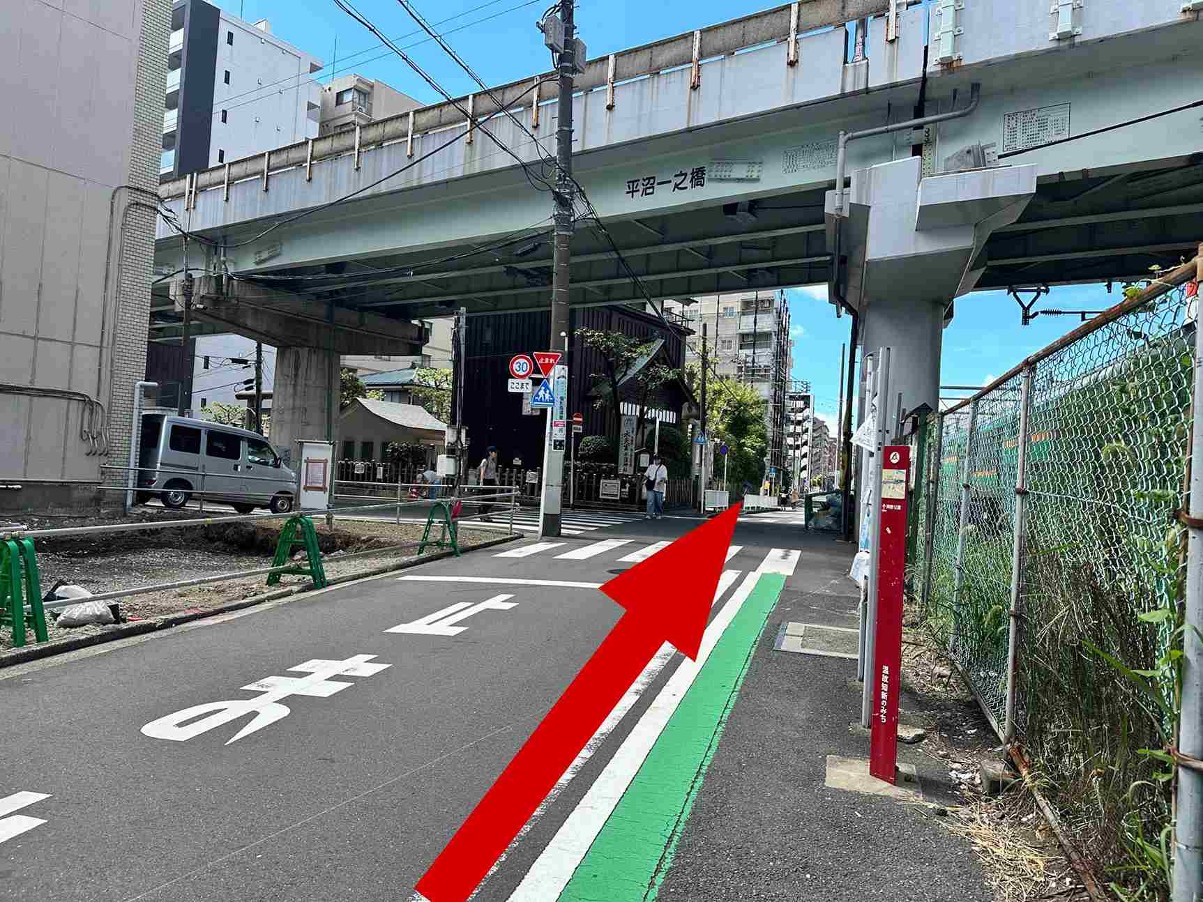 歩道橋を降り、線路を右手にまっすぐ進む