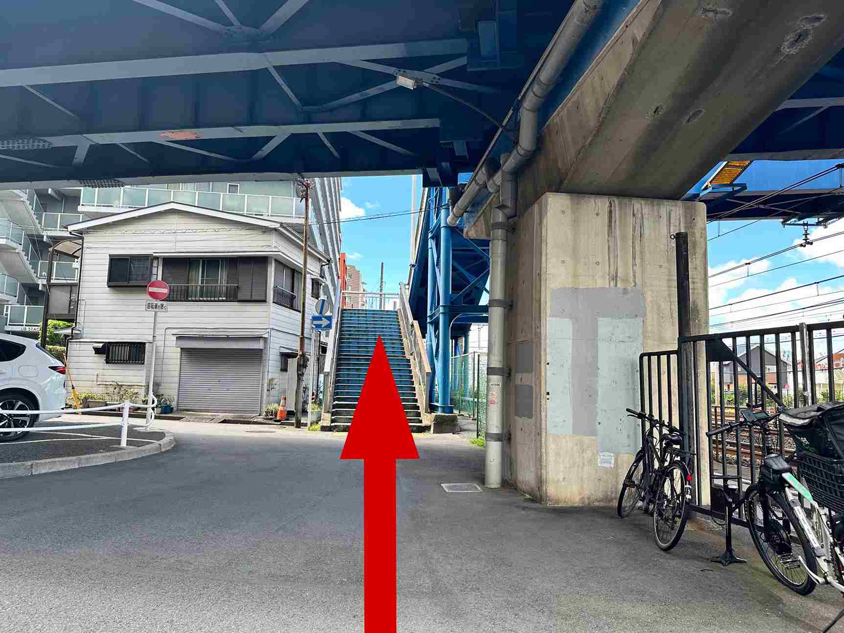 まっすぐ道なりに進むと、歩道橋が正面に見えてくるので渡る