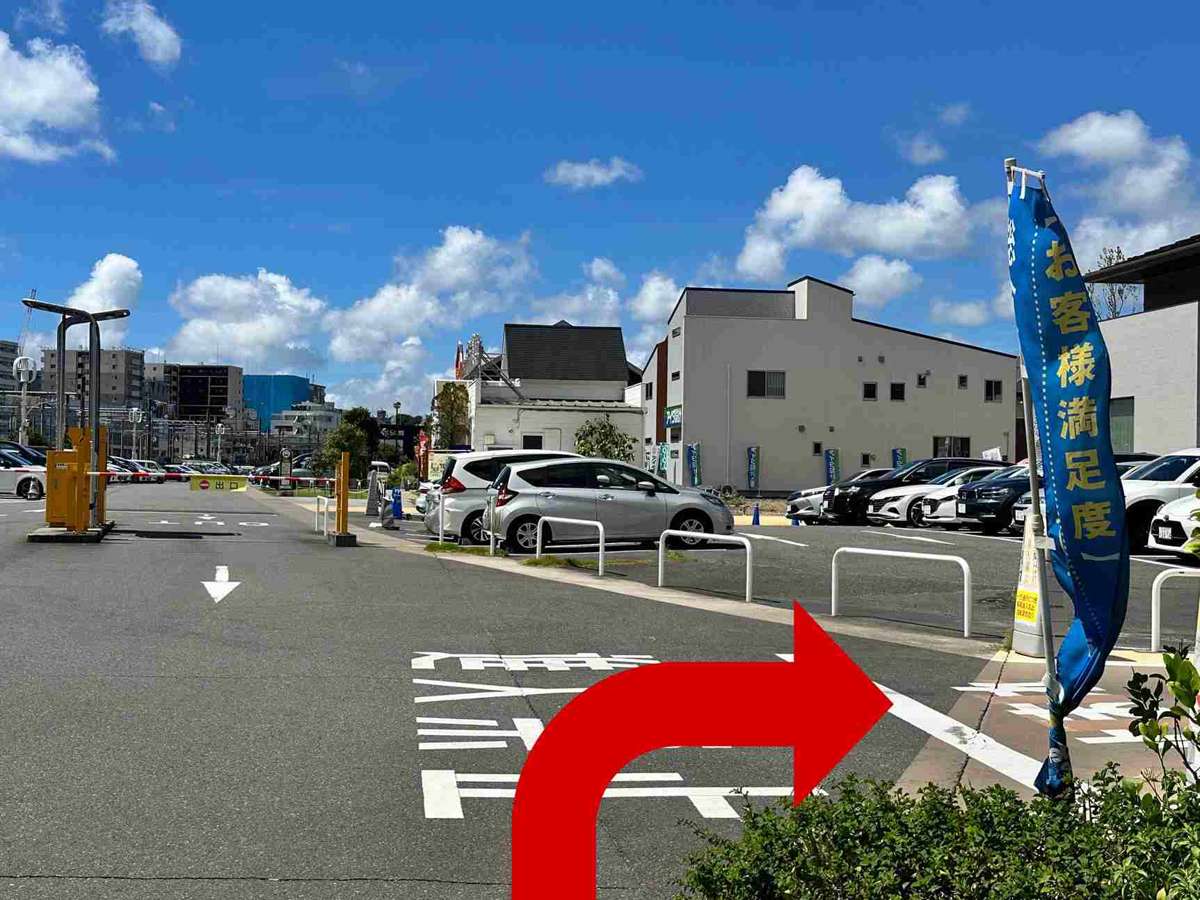 敷地内入ってすぐの道を右に曲がる