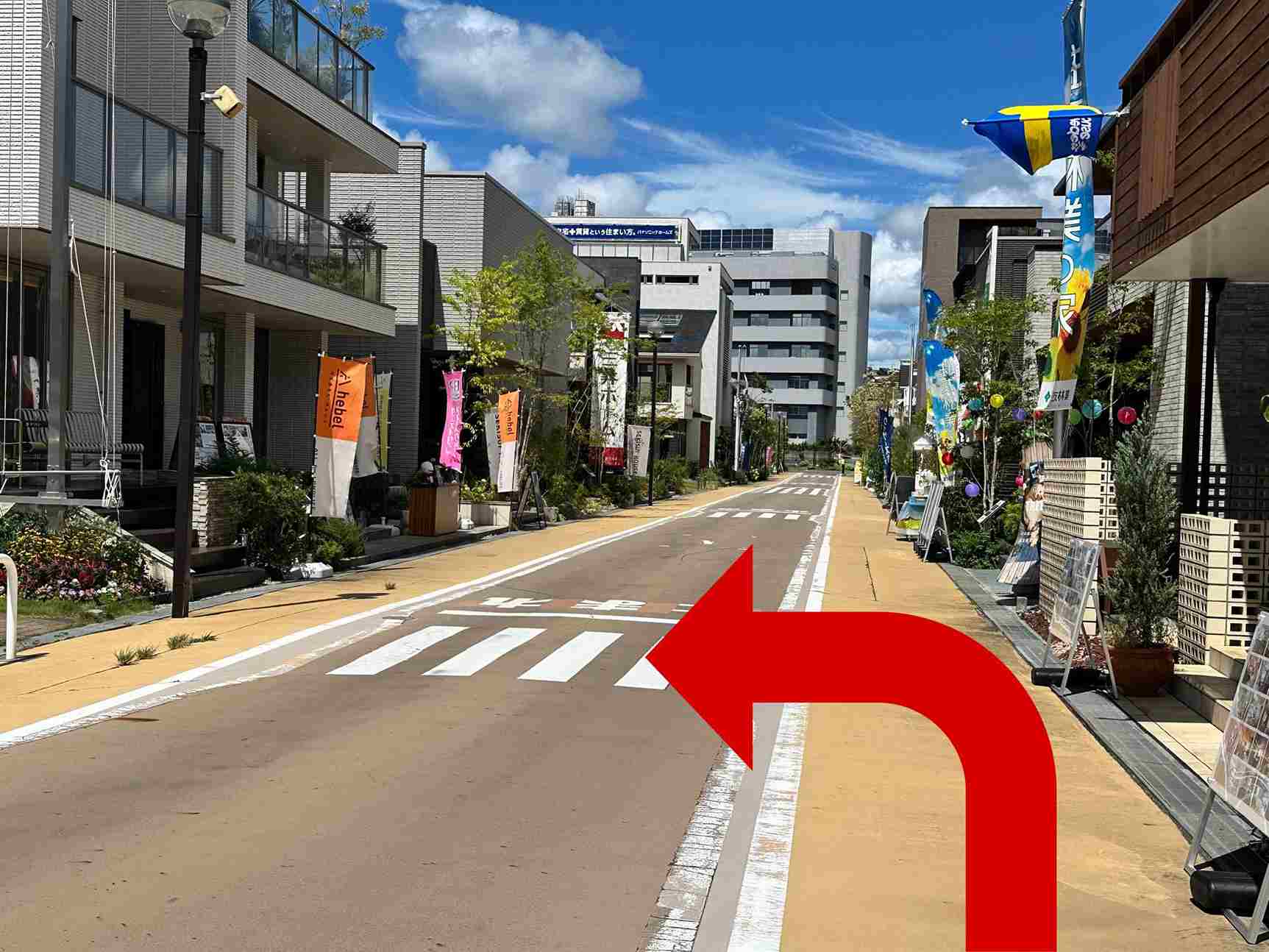 一つ目の横断歩道を渡り、まっすぐ進む