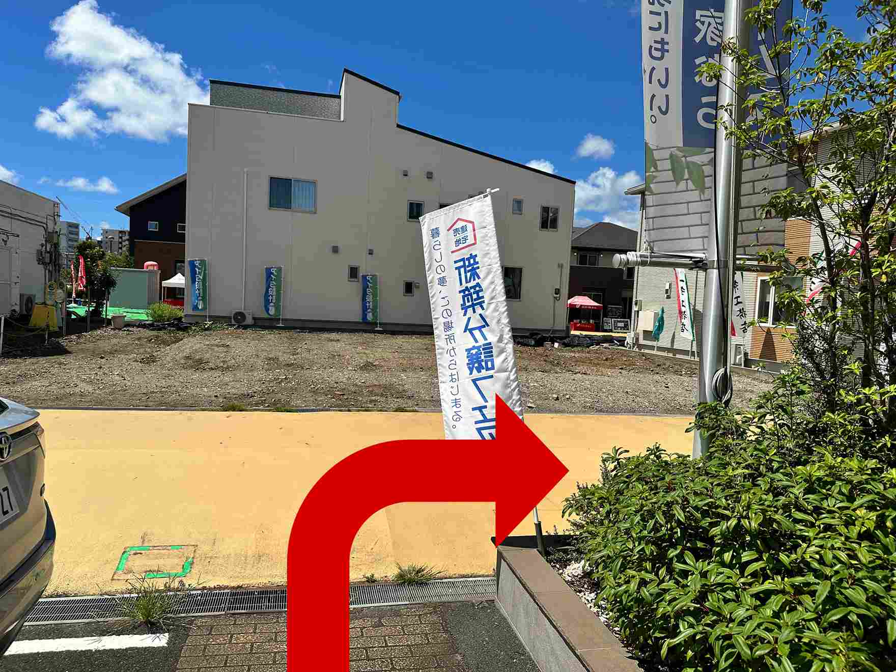 突き当りを右に曲がり、道なりまっすぐ進む