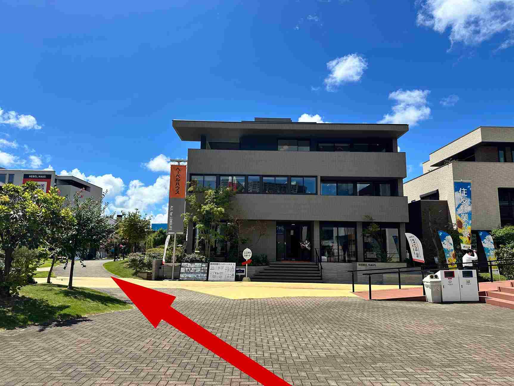 左の方の道を道なりにまっすぐ進む