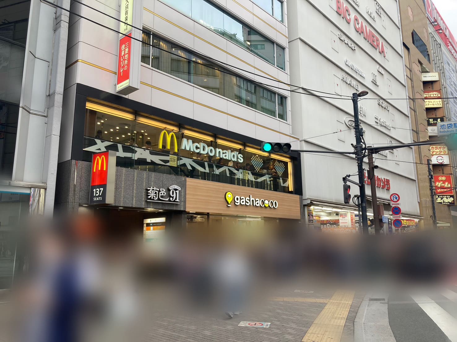 マクドナルドのある通りを直進