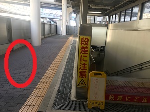 階段はおりずその左手にスタッフがお待ちしておりますので
お声がけくださいませ。