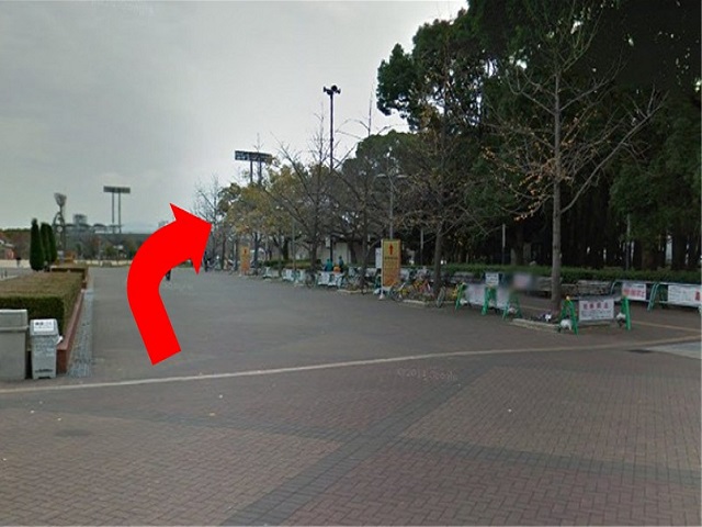 すぐに道が分かれるので、右に曲がり、道に沿ってまっすぐ進みます。