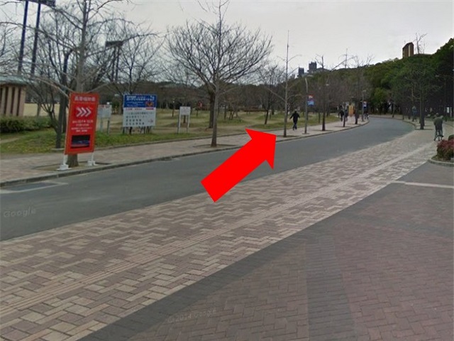 道なりにまっすぐです。