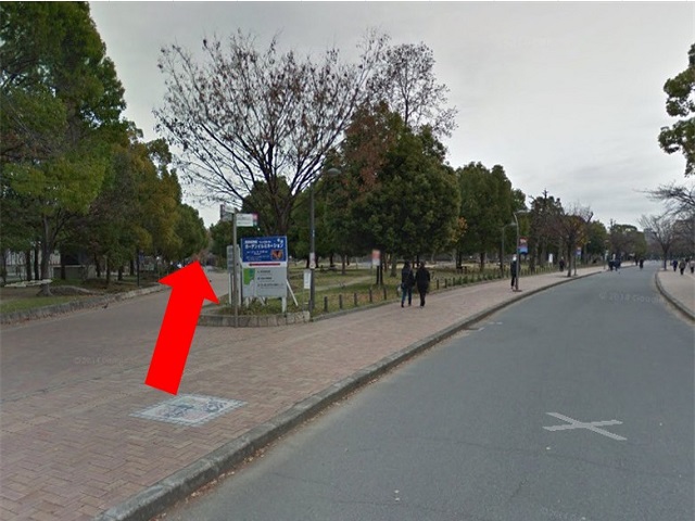 分かれ道がでてくるので、左の道に進みます。