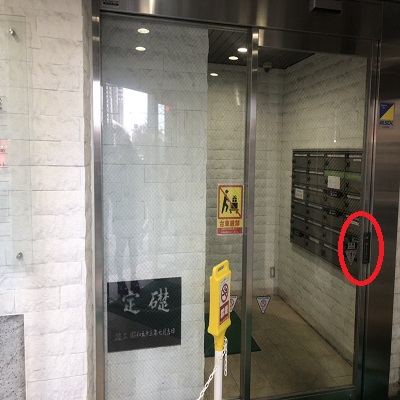 その{red}「ビルの3階」{/red}がパーティー会場となります。
エレベーターをご利用ください。