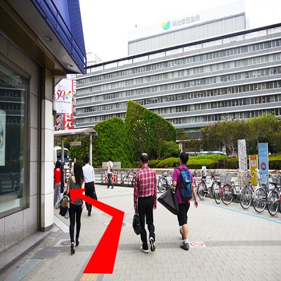 {red}「京王百貨店」に沿って進んで{/red}ください。
50mほど直進したら、{red}1つ目の横断歩道を渡り{/red}ます。