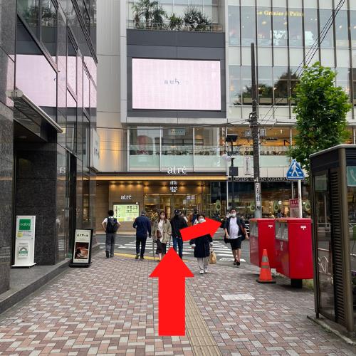 恵比寿駅西口へ出たら左へ進みます。
東京メトロからお越しの場合は、1番出口から出て直進してください。