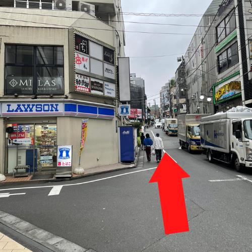 ローソンが見えてきたら、その少し先の建物脇に緩やかな階段がありますので登り、左手に「Shop＆Restaurant」の建物へすぐに左に曲がって頂き、奥に進み、階段の左側の通路を進みますと到着します。