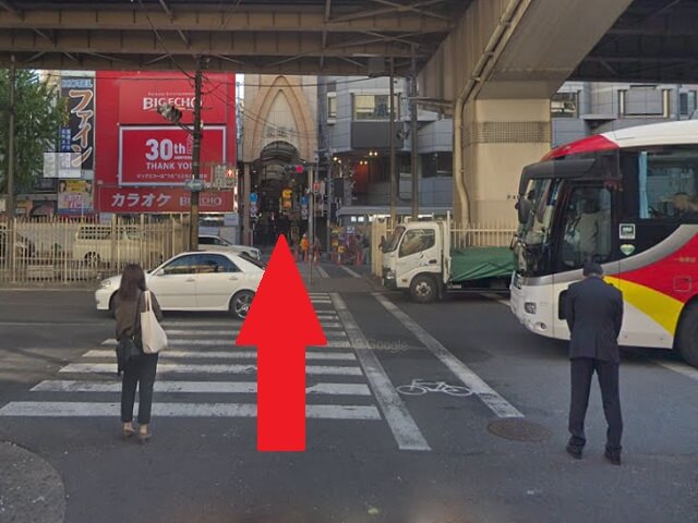 横断歩道がでてきますので、横断歩道を渡り真っすぐ進みます。