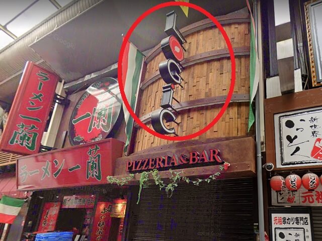 右手にラーメン店の{red}一蘭{/red}があり、その手前が会場の{red}「ロジック梅田店」{/red}です。<br>３階までお上がりください。