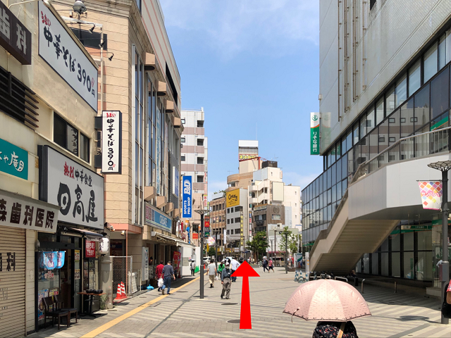 1階へ降り、目の前の歩道を約80ｍ直進します。