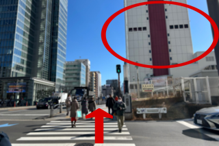 横断歩道を渡って右手のビルが「東劇ビル」です。