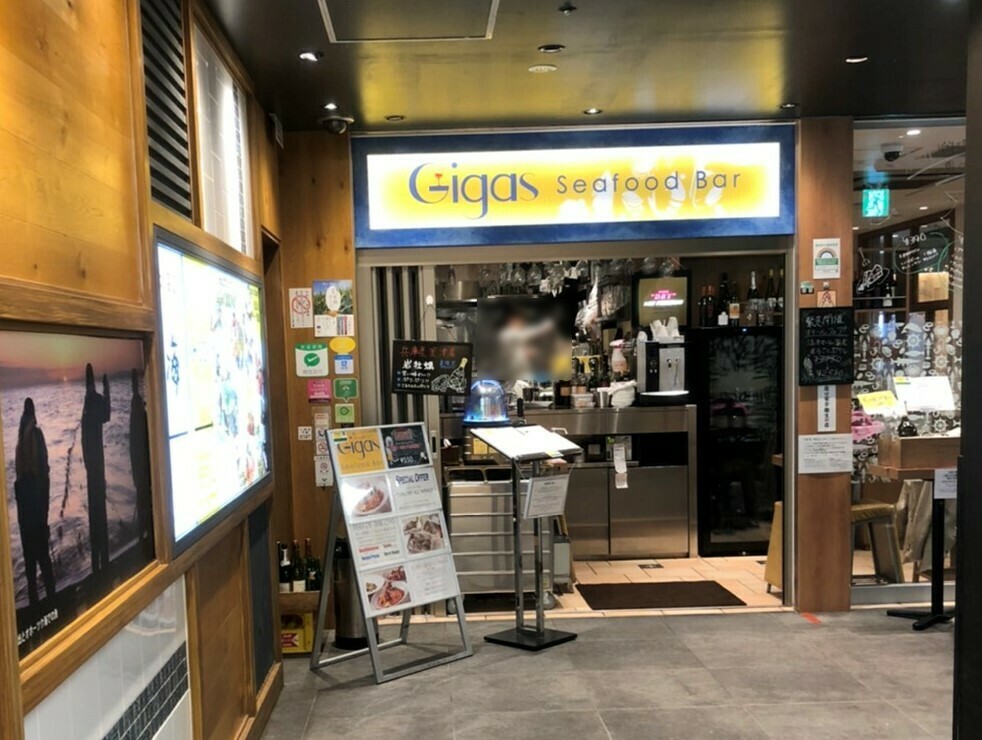グランルーフがございます。道なりに進んでいただくと会場店舗がございます。
