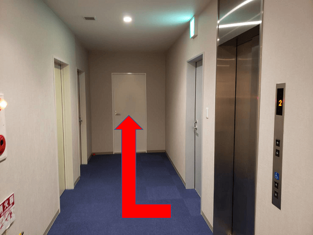 エレベーターを出て右手に会場がございます。