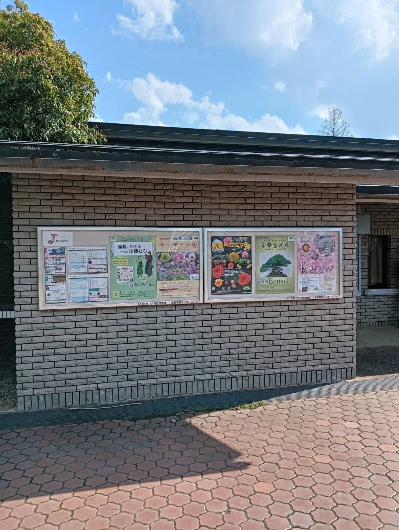 北山門前の掲示板あたりで受付を行います。
入園せず、門の前で集合お願いいたします。
