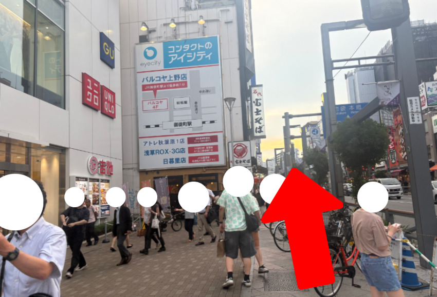 駅を出てすぐ、ユニクロ・GUの入っているビルを左手に直進