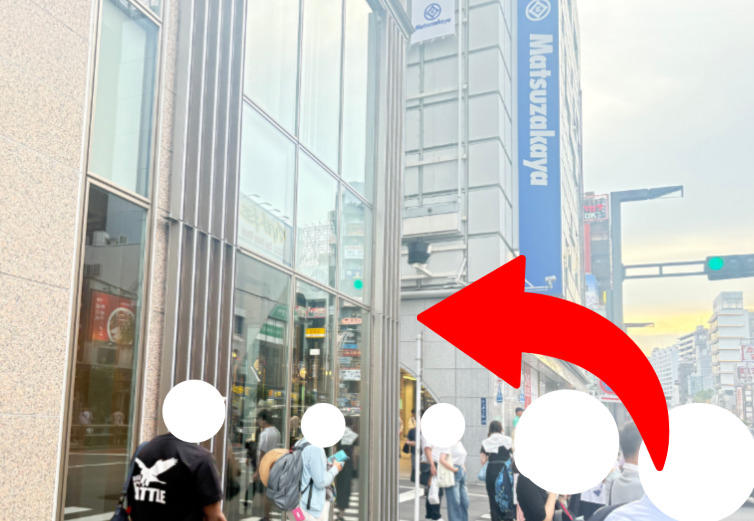 Matsuzakayaのビルの手前の道を左にまがる