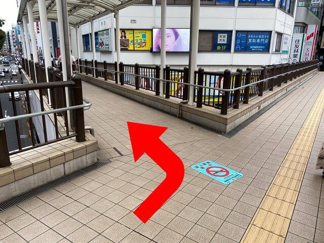 すぐ{red}左{/red}に曲がり、エスカレーターを下りてください。