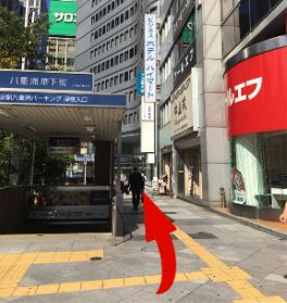 横断歩道を渡り、{red}左（西側）に曲がり直進{/red}してください。