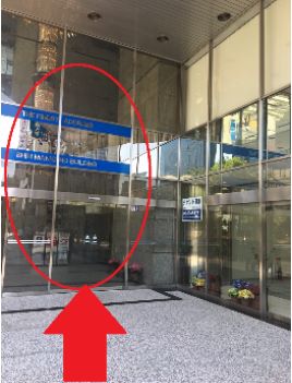 50ｍほど直進すると{red}「新槇町ビル」{/red}が前方にあります。
こちらの{red}4階{/red}が会場です。