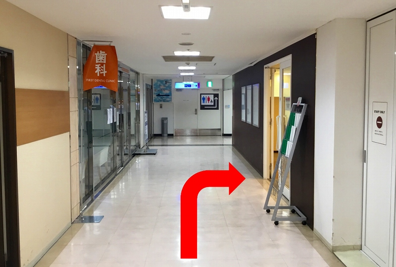 歯科医院の正面が会場受付でございます。