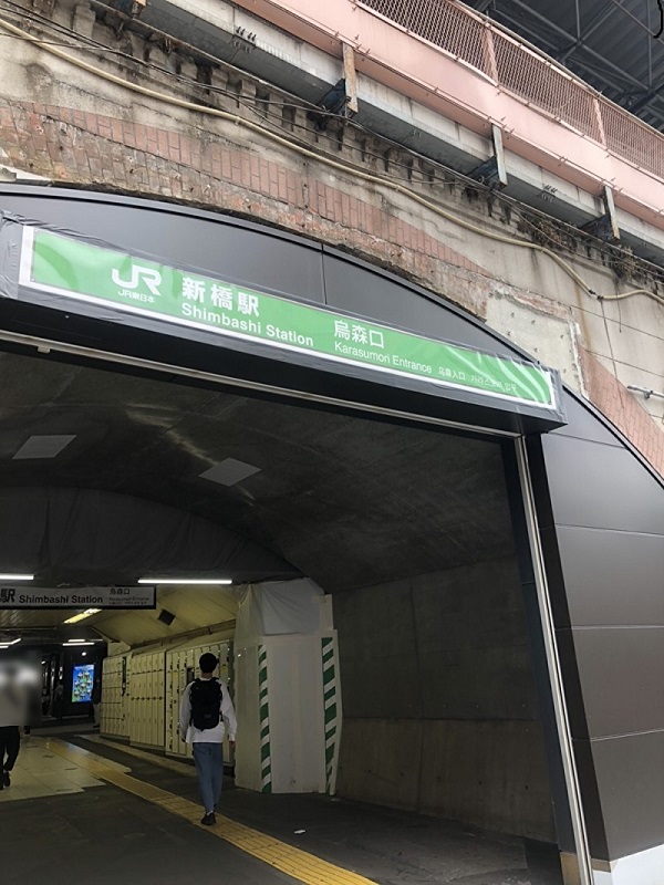 目の前の信号を『ラッキーセンター』の方向へ渡っていただき、『ラッキーセンター』と『TOP'S』の間の道を真っ直ぐ進んでください。