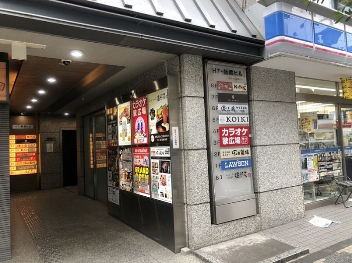 2個目の信号を『CAFE de CRIE』側に渡ると、その奥に『ローソン』がありますので、その建物の8Fです。