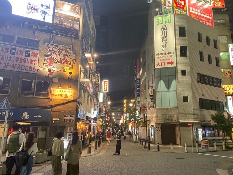 『ＪＲ品川駅 港南口』を出ていただき、『港南ふれあい広場』を抜けて『牛タン圭助』と『季節料理 酔郷やぶ』の間の道を真っ直ぐ進みます。